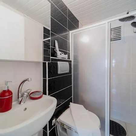 Apartman Flat In With Shared Pool And Garden *