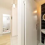 Flat In With Shared Pool And Garden *