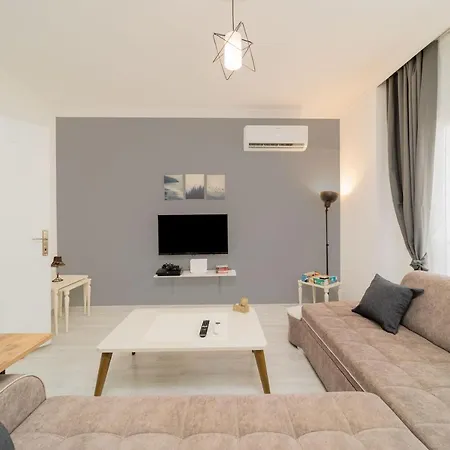 Flat In With Shared Pool And Garden