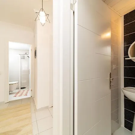 Flat In With Shared Pool And Garden *