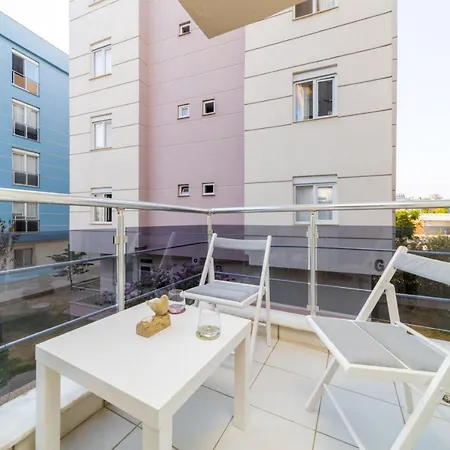 Flat In With Shared Pool And Garden *