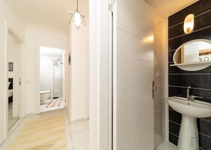 Flat In With Shared Pool And Garden *