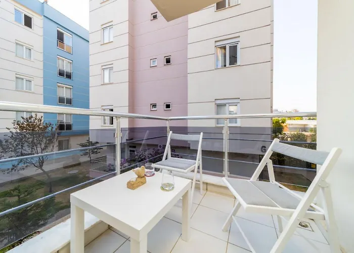 Flat In With Shared Pool And Garden *